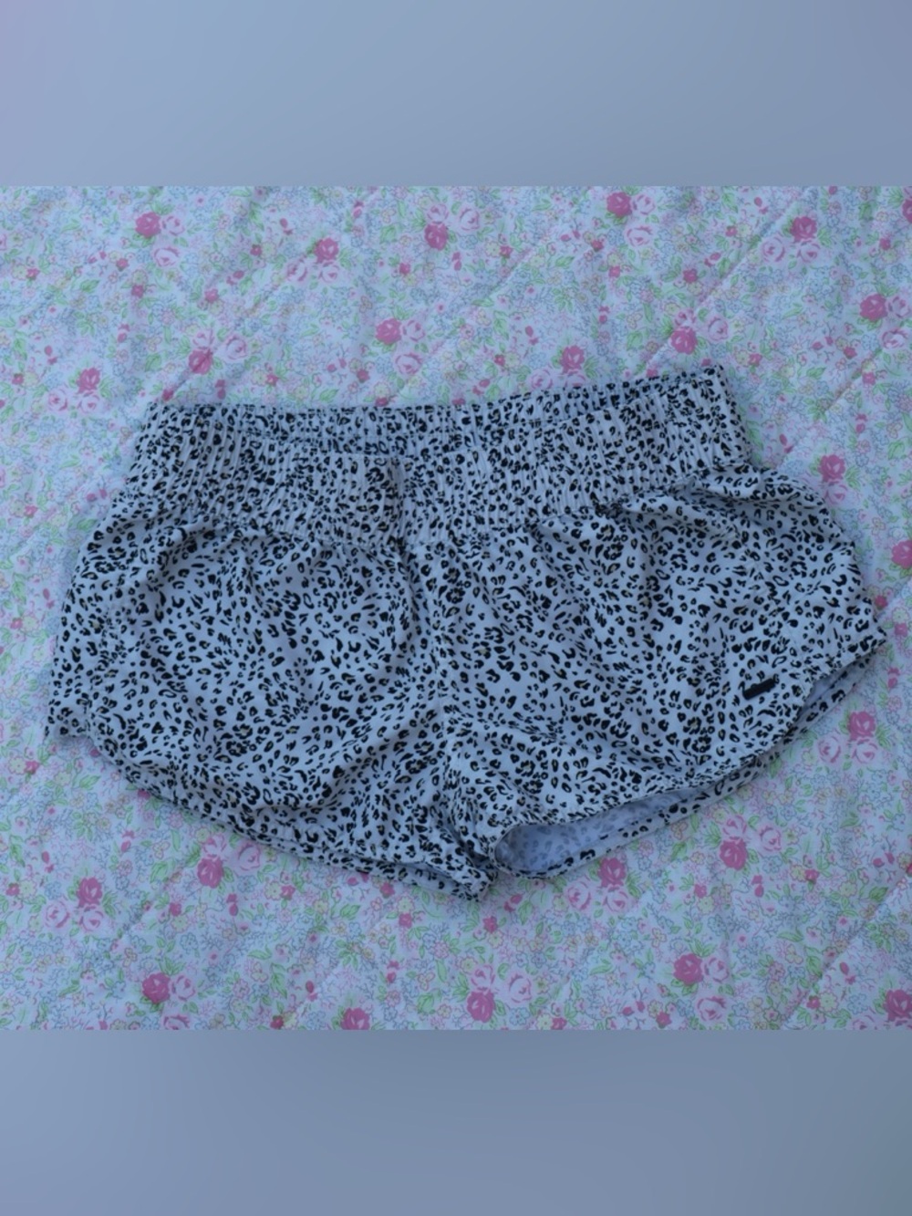 Volcom Leopard Print Shorts Size M Elastic Waist Casual Lounge